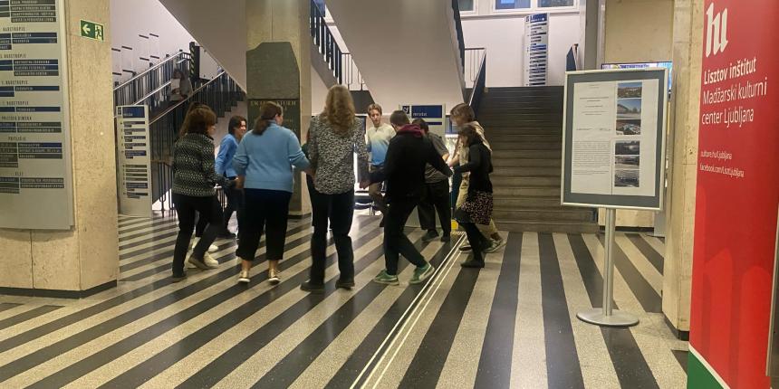 V avli fakultete je potekal flashmob. 